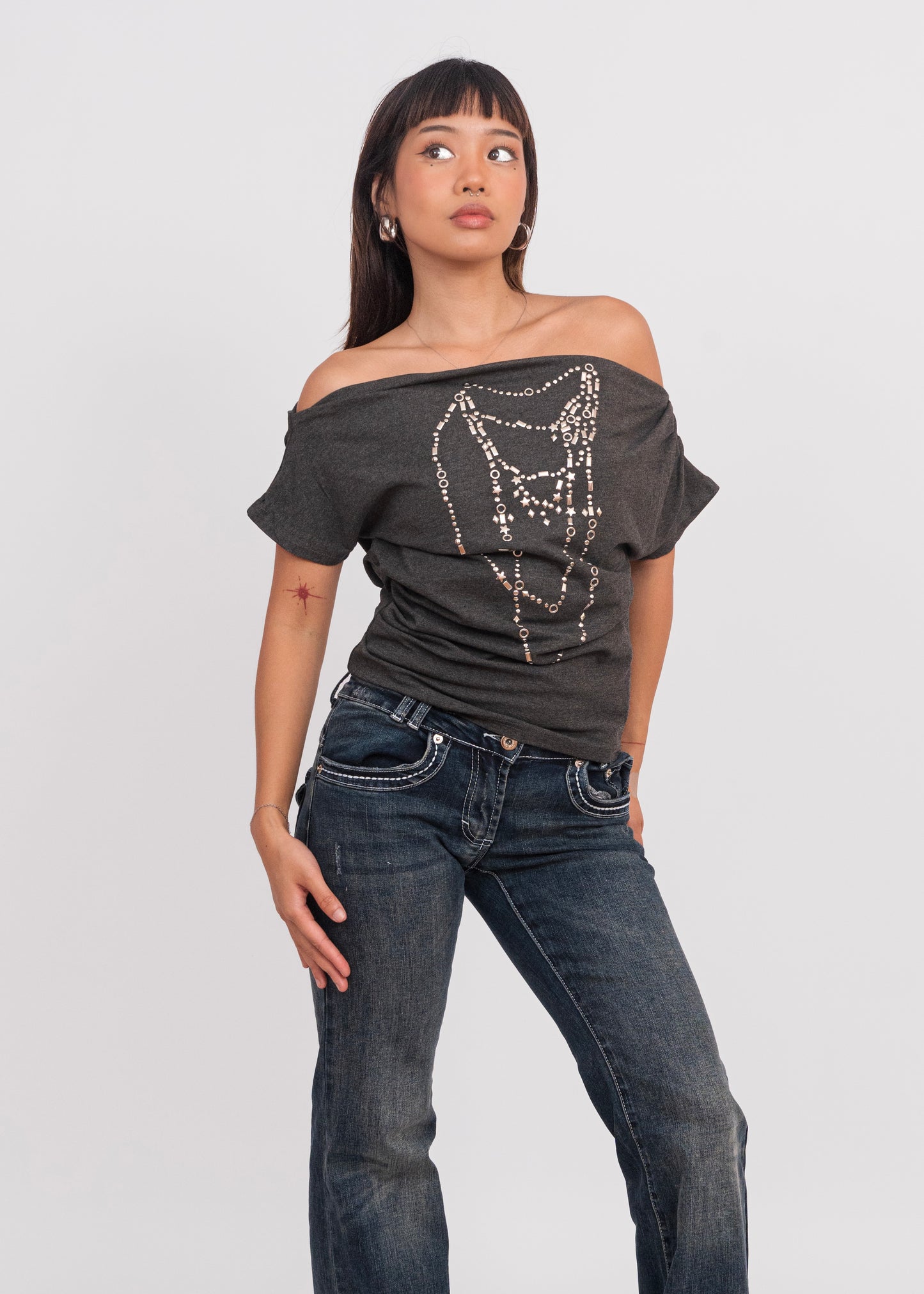 Chain Graphic Off-Shoulder Tee