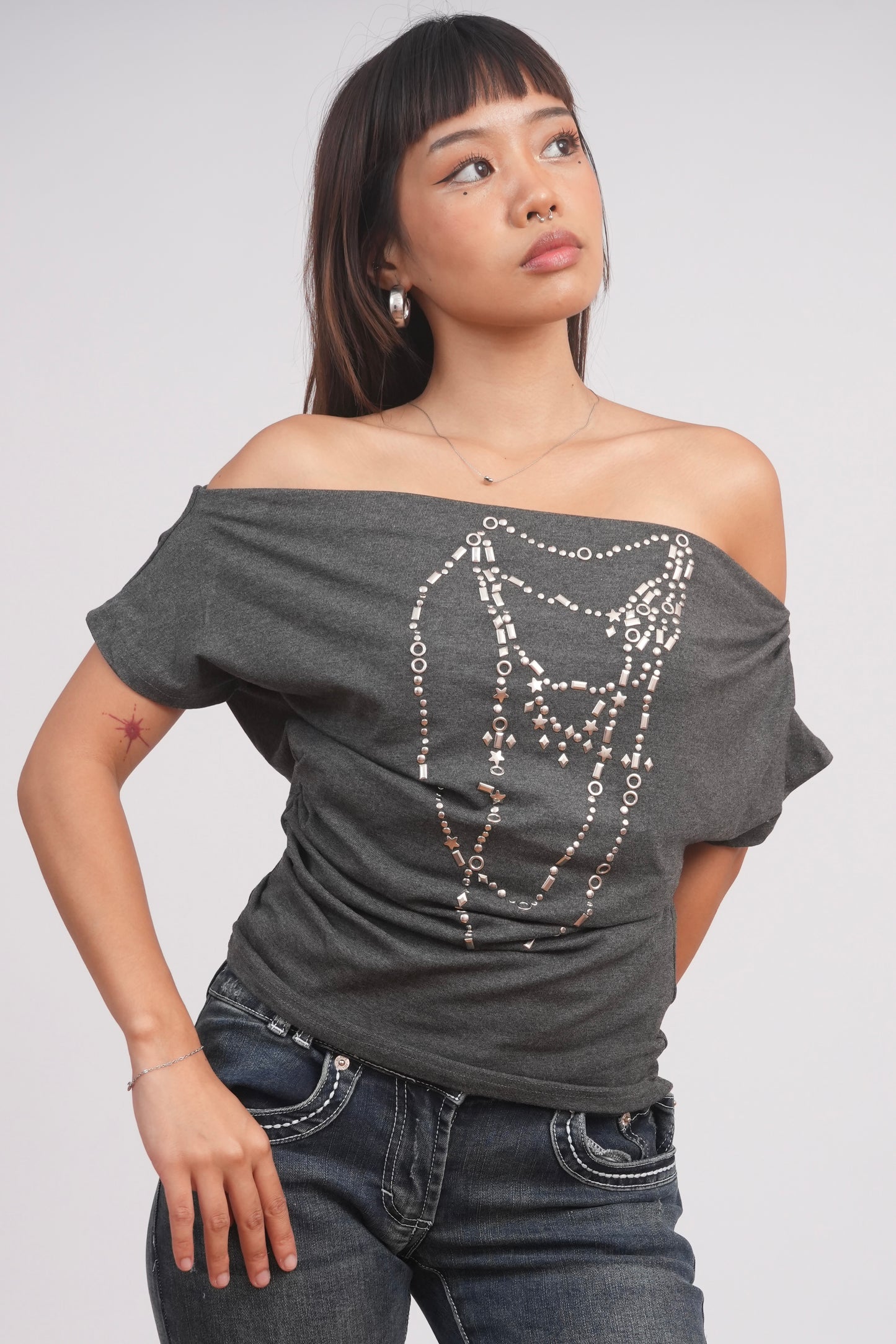 Chain Graphic Off-Shoulder Tee