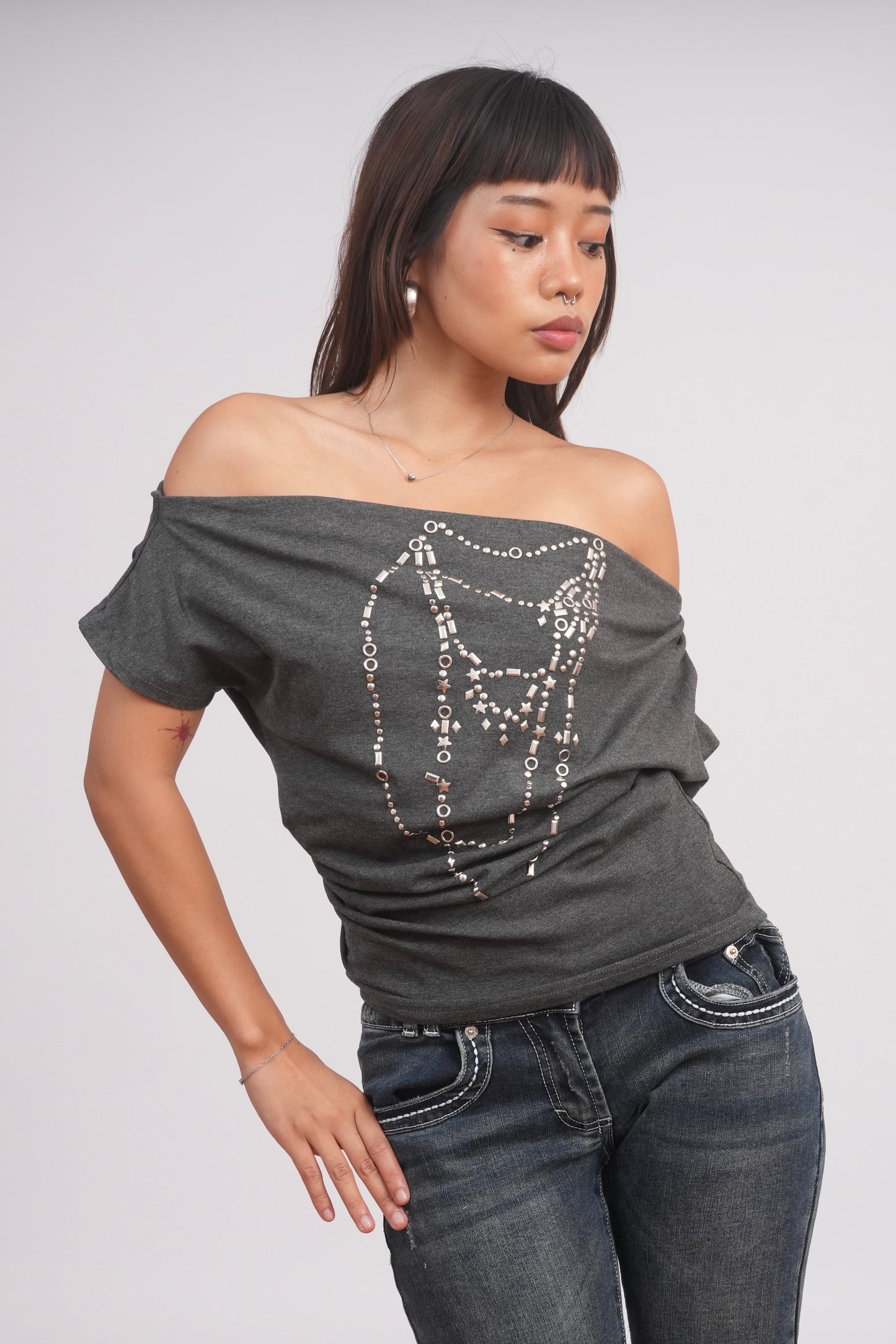 Chain Graphic Off-Shoulder Tee